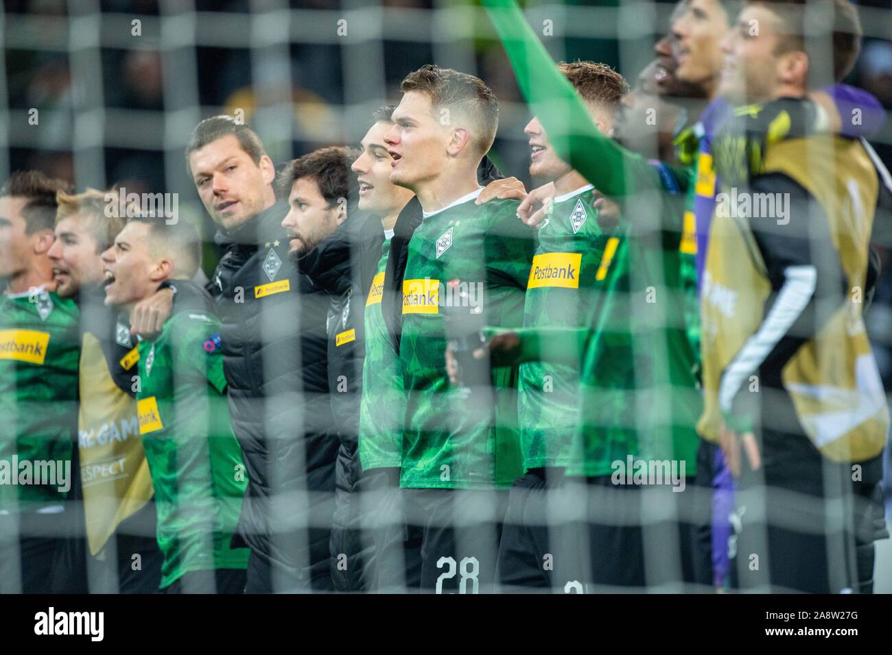 Die Borussia Mönchengladbach die Spieler sind glücklich über den Sieg, Jubel, Jubel, Jubeln, Freude, Jubel, zu feiern, zu abschließenden Jubel, halb Bild, halb Abbildung, Querformat, Fußball Europa League, Gruppenphase, Gruppe J, Spieltag 4, Borussia Mönchengladbach (MG) - AS Roma (Rom) 2:1, am 07.11.2019 im Borussia Mönchengladbach/Deutschland. © Fotoagentur Sven Simon GmbH & Co. KG Drücken Sie die Taste Foto # Prinzess-Luise-Str. 41#45479 M uelheim/Ruhr # Tel. # 0208/9413250 Fax. # 0208/9413260 # GLS Bank BLZ 430 609 67 # Kto. 4030 025 100 # IBAN DE 75 4306 0967 4030 0251 00 BIC GENODEM1GLS ## www.Sven Stockfoto