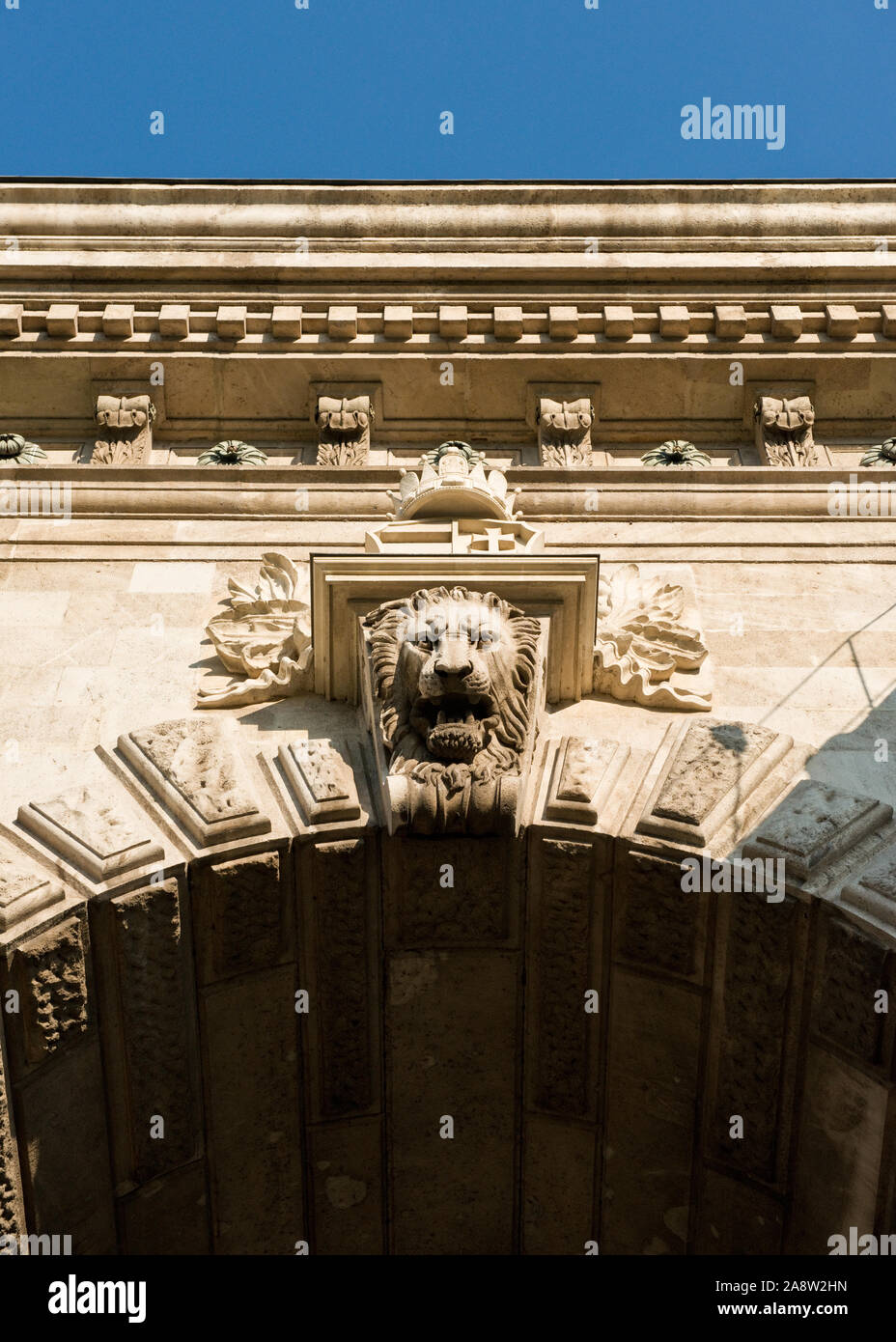 Architektonischen Details von Lion Carving und Wappen über dem Bogen auf Budapest Kettenbrücke Stockfoto