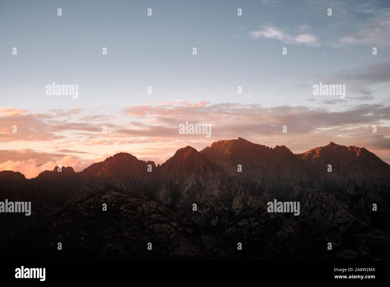 Der Granit Bergspitzen Zentral Korsika in der Nähe von Bocognano auf dem Col de Vizzavona, Corse du Sud, Frankreich - minimale Gebirge Landschaft Stockfoto