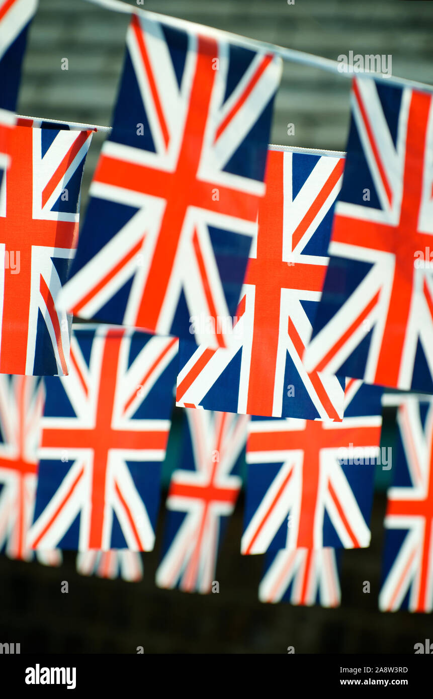 Großbritannien Union Jack Flagge Bunting hängen in feierlichen Zeilen oberhalb der Straßen von London, Vereinigtes Königreich Stockfoto