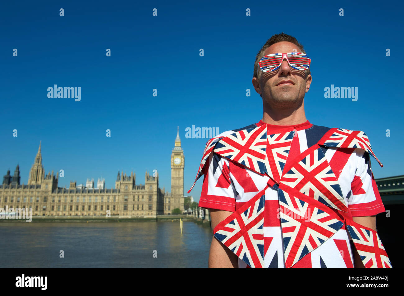 Verwirrt britischer Mann verstrickt in Union Jack Flagge vor der Skyline der Stadt in Westminster, London, UK Stockfoto