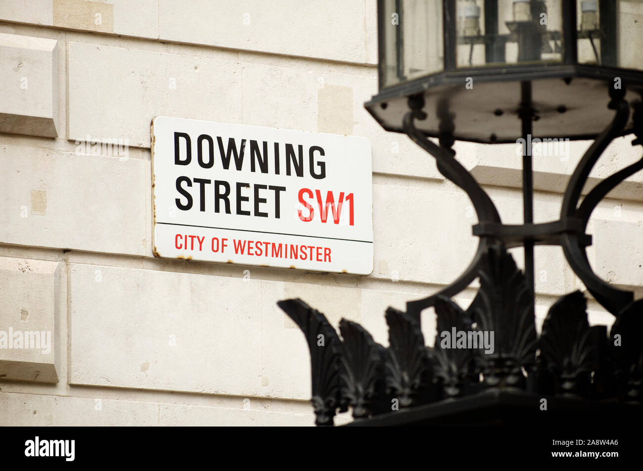 LONDON - Juni 2011: ein Schild für die Downing Street, wo der Wohnsitz des Ministerpräsidenten befindet, hängt an der Wand in Whitehall. Stockfoto