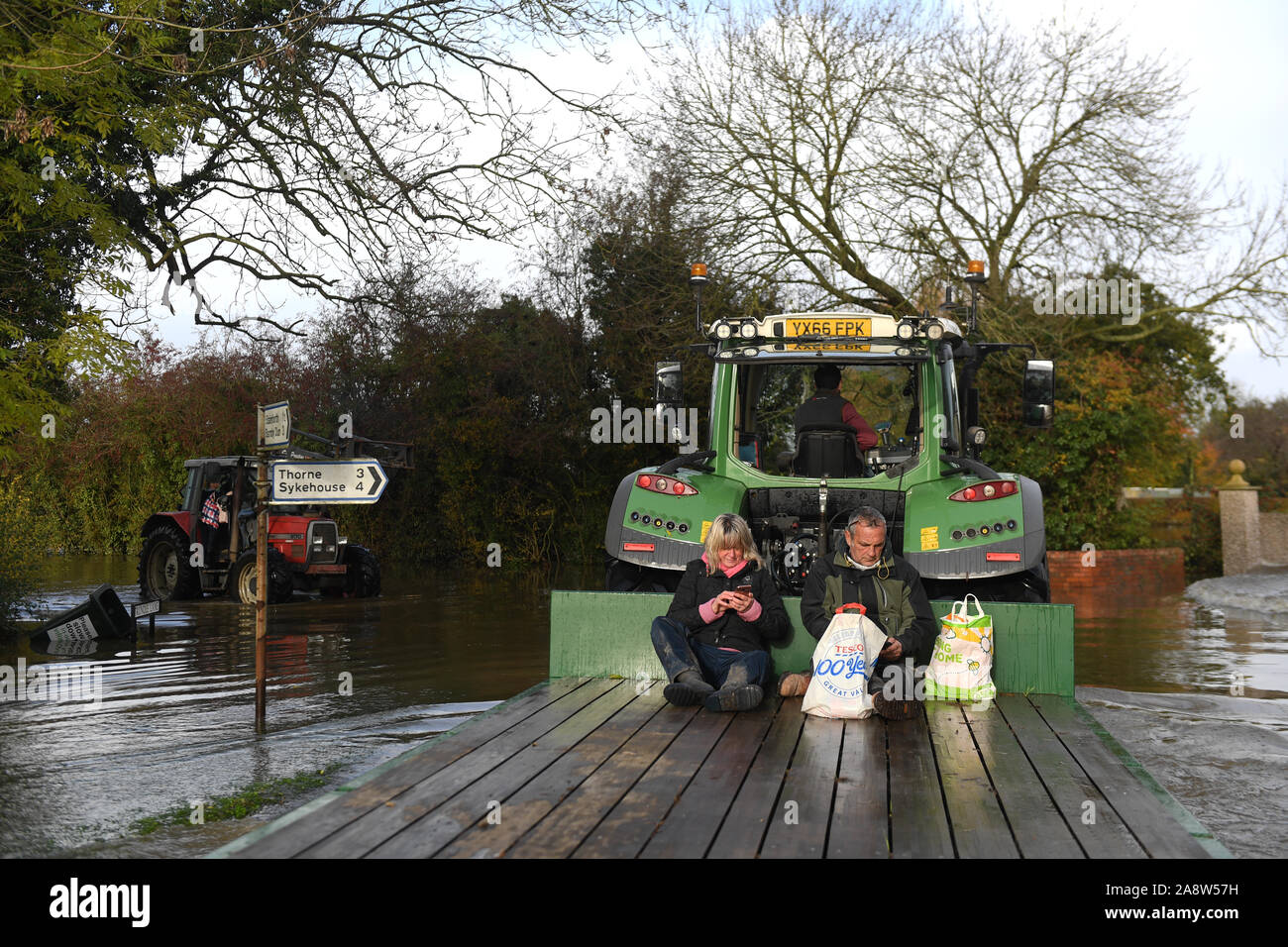 Ein Traktor Anhänger Transporte Bewohner durch Hochwasser in Fishlake, Doncaster als Teile von England von einem Monat im Wert von Regen in 24 Stunden ausgehalten, mit Kerben von Menschen gerettet oder gezwungen, ihre Häuser zu verlassen. Stockfoto