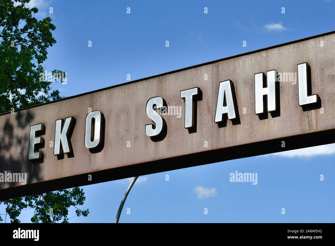 Logo EKO Stahl, Werkstor Hüttenwerk Arcelor Mittal, B112, Eisenhüttenstadt, Brandenburg, Deutschland Stockfoto