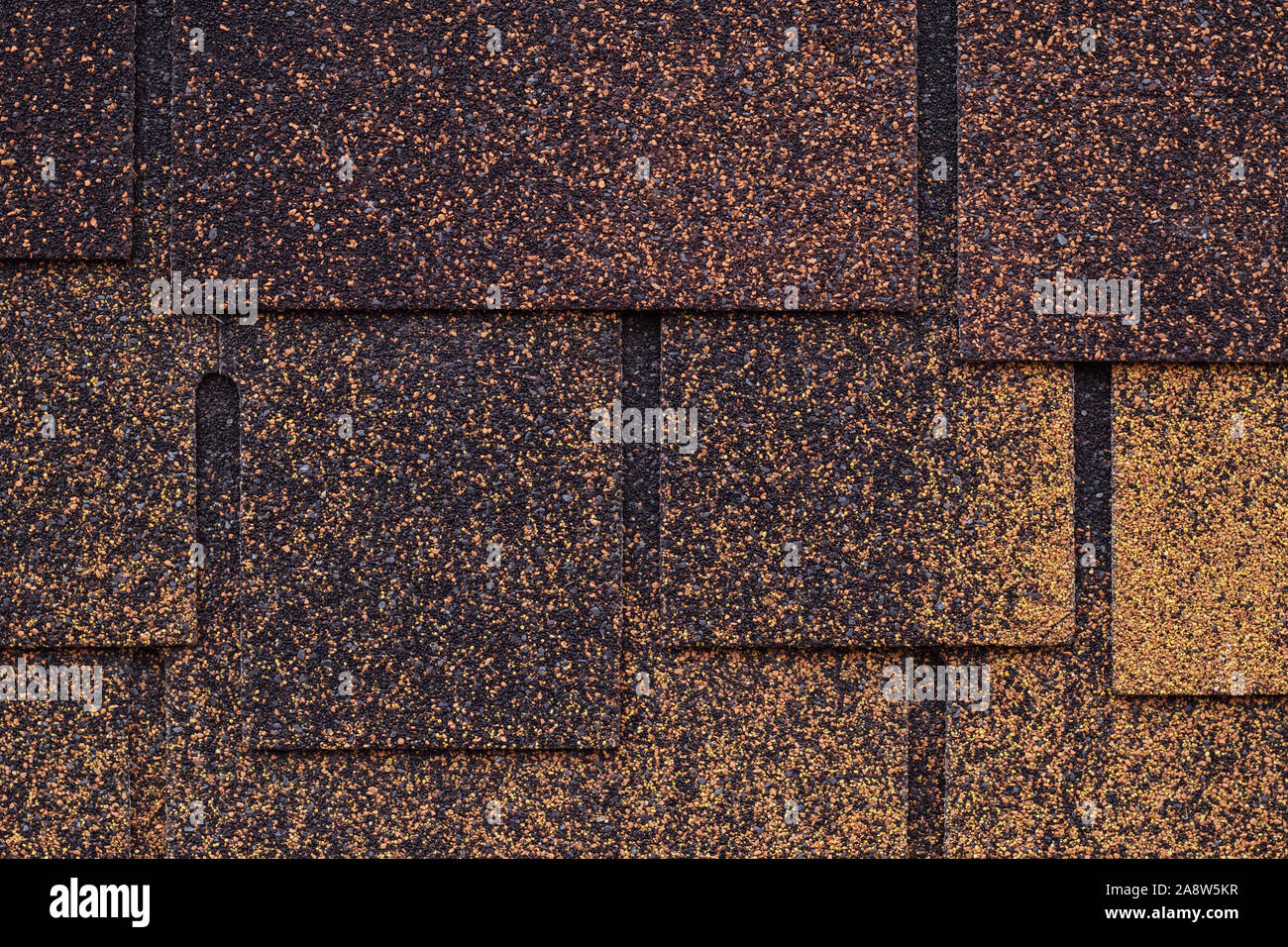 Dunkel Braun und Gelb Oberfläche der Dachziegel. Abdeckung der Form von Quadraten. Dunkle Dachziegel, grunge Textur. Ziegelwand Hintergrund. Stockfoto