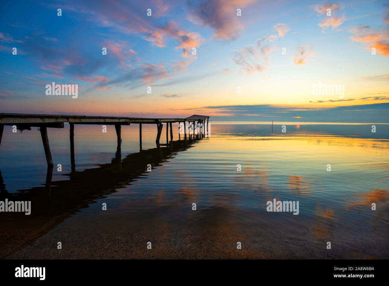 Sonnenaufgang an einem alten Holzsteg auf der Flotte Lagune Stockfoto