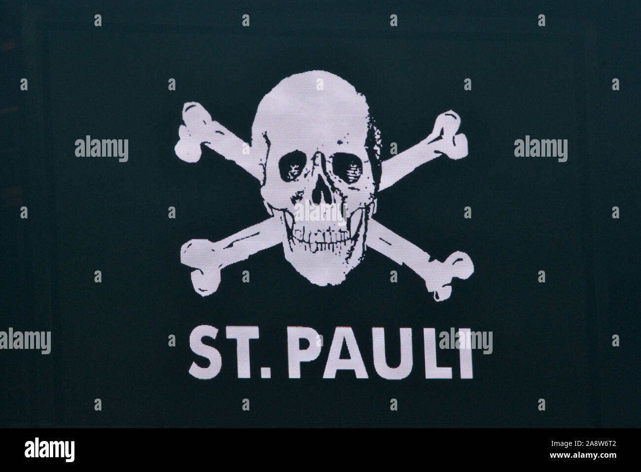 St. Pauli - Logo, Wappen auf Anzeiger, Fußball 2. 1. Fussballbundesliga, 13. Spieltag, Spieltag 13, FC St. Pauli Hamburg Hamburg (Pauli) - VfL Bochum (BO) 1:1, am 08.11.2019 in Hamburg/Deutschland. DFL VERORDNUNG PROHIBES JEDE VERWENDUNG VON Fotografien als BILDSEQUENZEN UND/ODER QUASI VIDEO. vǬ | Verwendung weltweit Stockfoto