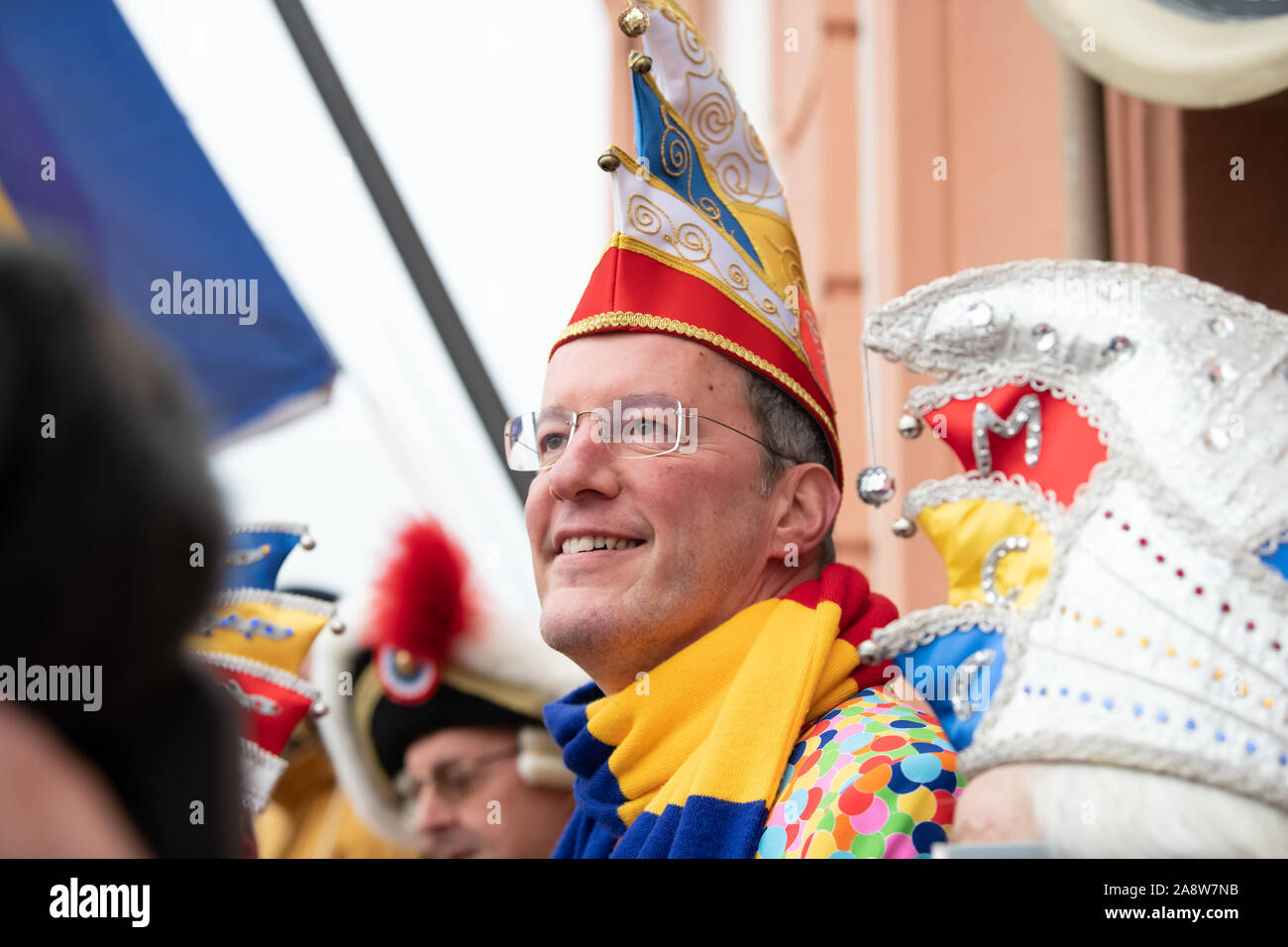 Mainz, Deutschland. 11 Nov, 2019. Michael Ebling (SPD), Oberbürgermeister der Stadt Mainz, steht auf dem Balkon des Osteiner Hof während der Lesung des "närrischen Grundgesetze'. Traditionell jedes Jahr die "närrischen Grundgesetze" mit ihren elf Artikeln für die Narren Freiheit sind am 11.11. um 11:11 Uhr in Mainz. Credit: Silas Stein/dpa/Alamy leben Nachrichten Stockfoto