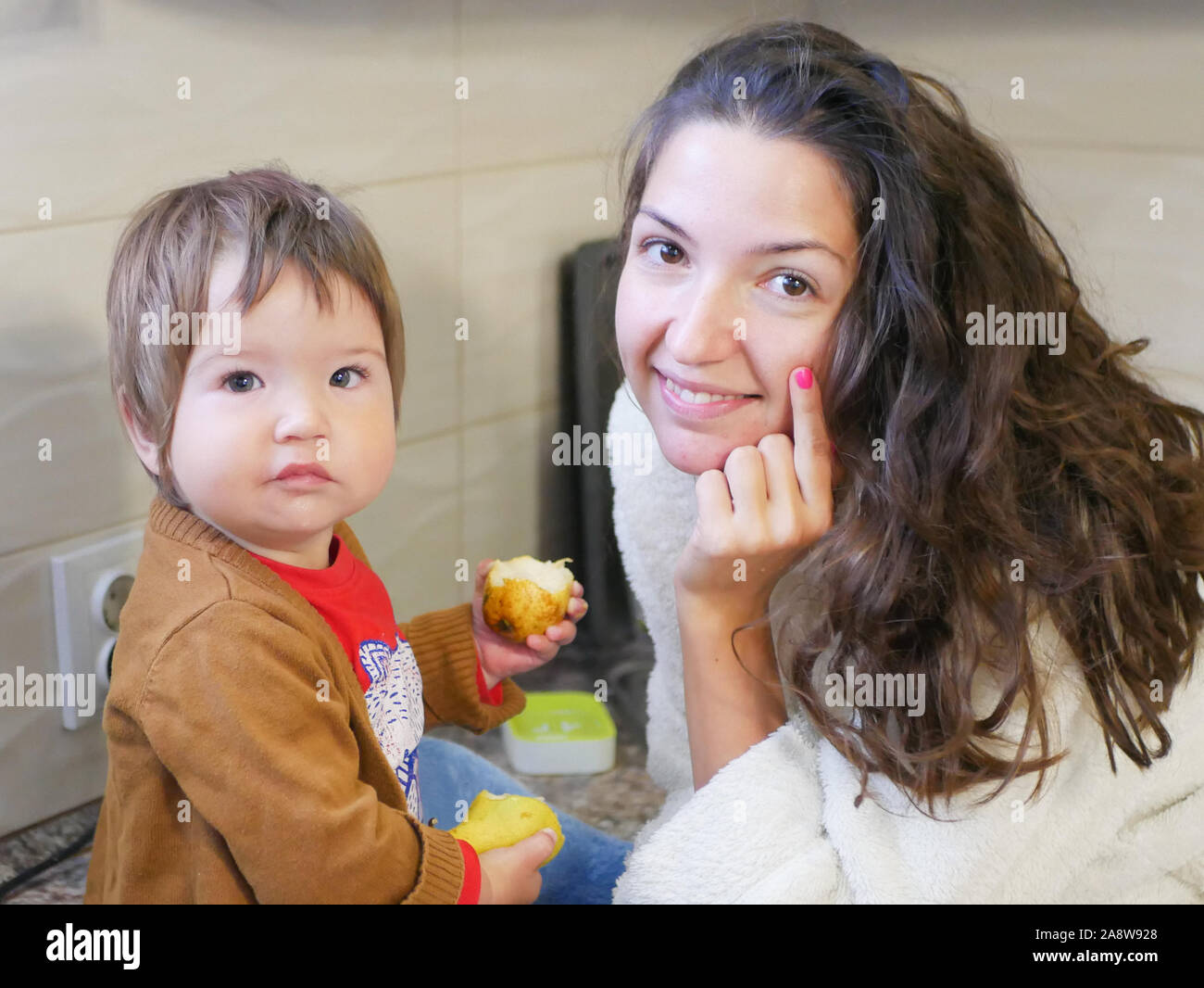 Er Kind isst eine Birne. Baby und Mutterschaft. Gesunde Ernährung Vitamine und Früchte für Kinder Stockfoto