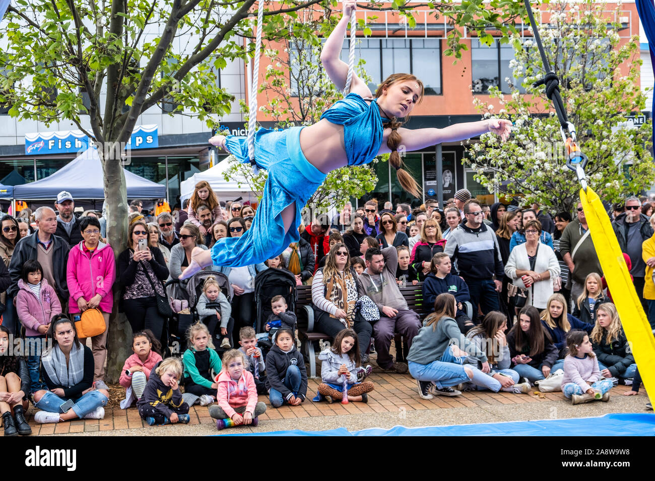 Melbourne, Australien - Oktober 20, 2019: Antenne Acrobat bei live Straße Leistung Stockfoto