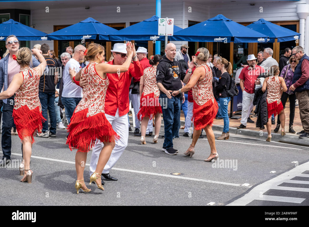 Melbourne, Australien - Oktober 20, 2019: Straße Tänzer tanzen mit der Menge an Mornington Music Festival Stockfoto