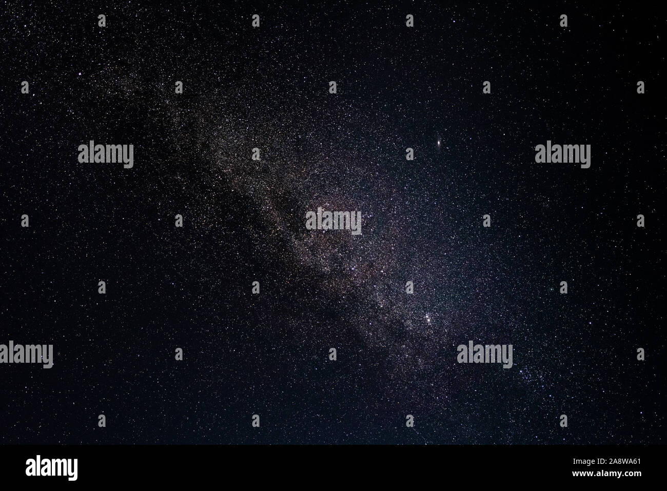 Nachthimmel mit Sternen und der Milchstraße im Weltall, Universum Hintergrund Stockfoto