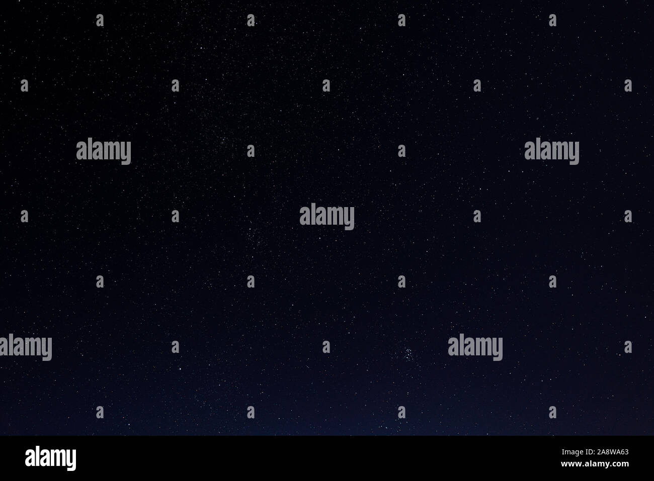 Nachthimmel mit Sternen und Galaxien im Weltall, Universum Hintergrund Stockfoto