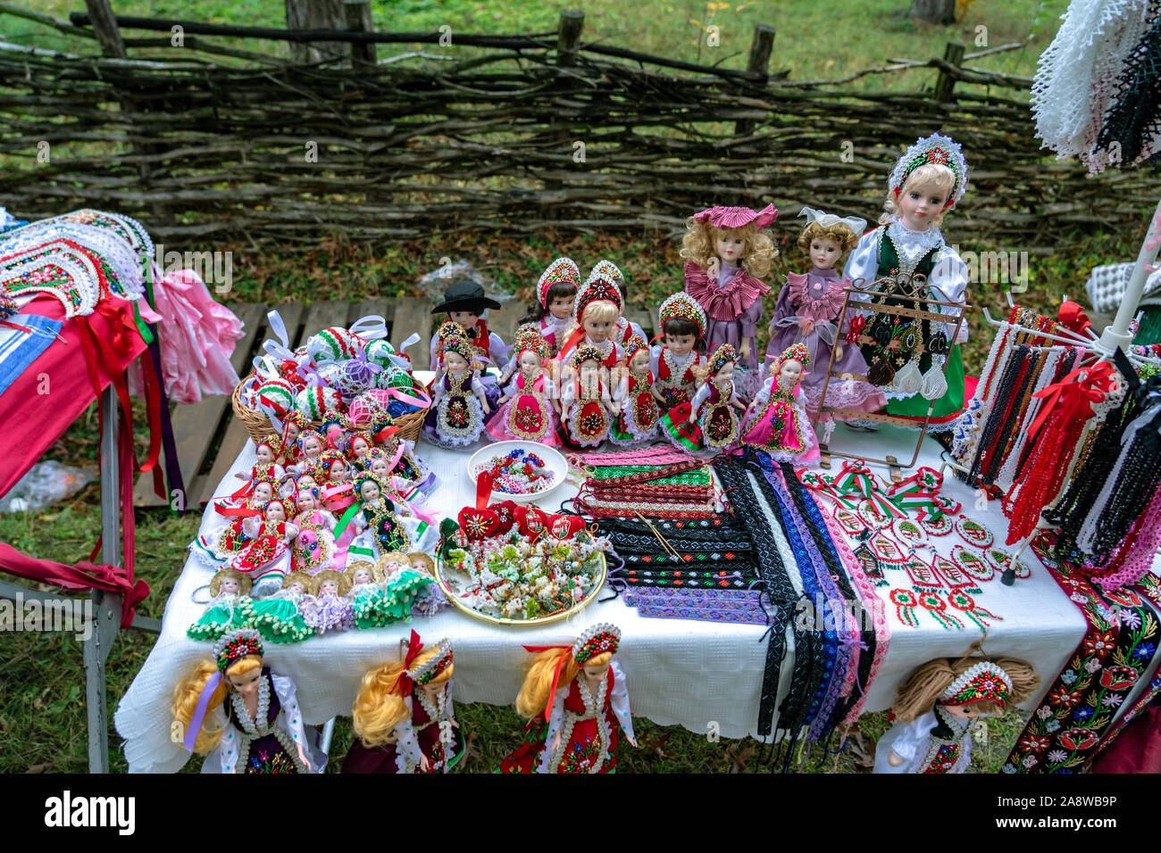 Szombathely, Ungarn - 11.09.2019: Traditionelle Ungarische souvenir Puppen auf einem nationalen Markt Stockfoto
