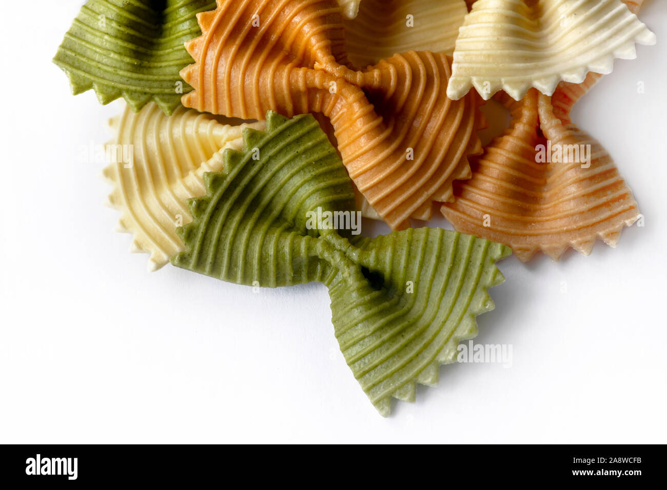 Anordnung von farfalle zerrissen Bug Pasta, Dreifarbige schließen bis auf weißem selektiven Fokus Hintergrund für Kopieren oder Text Overlay isoliert Stockfoto