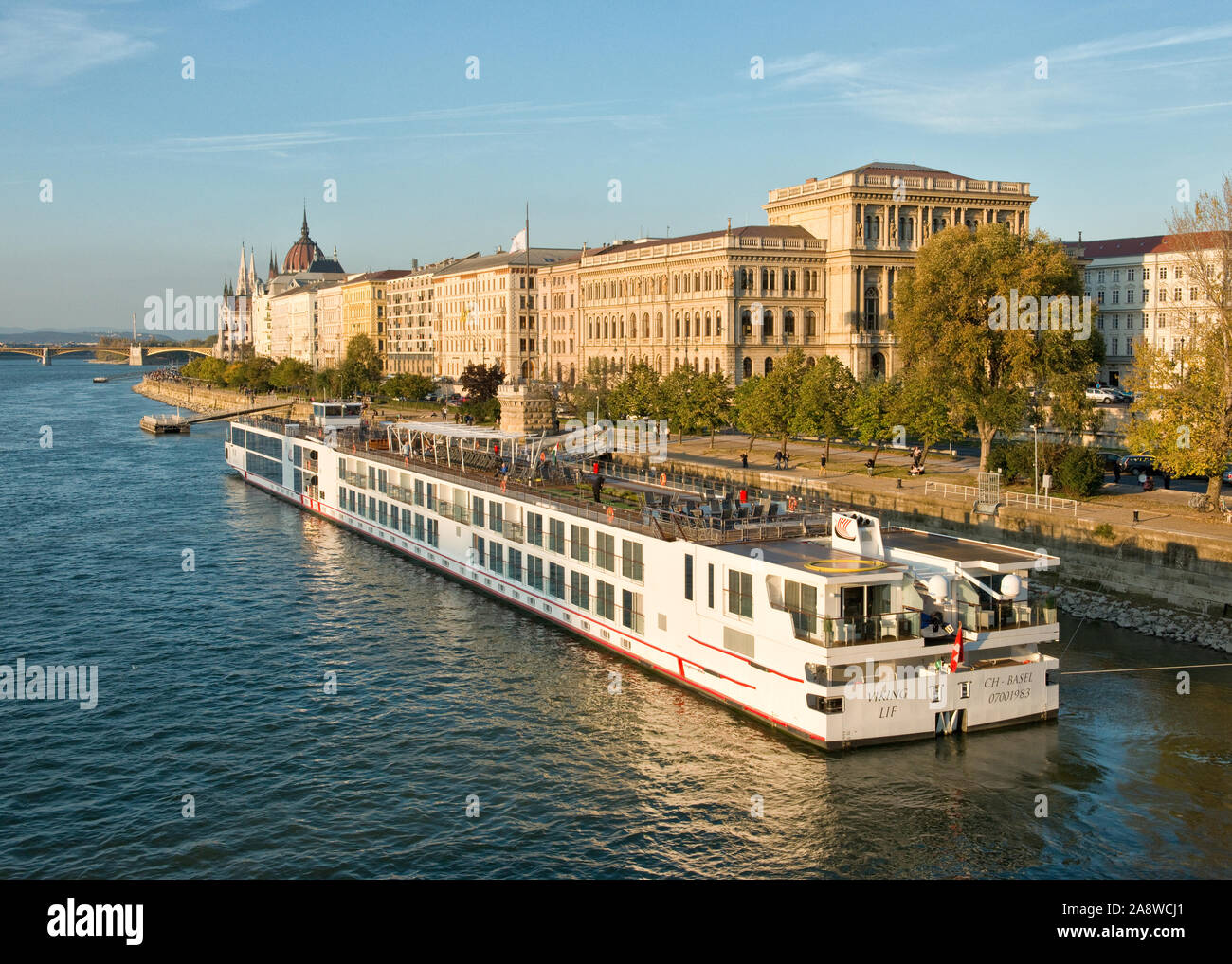 Donau, Ungarische Akademie der Wissenschaften Gebäude und große Fluss Kreuzfahrt Schiff. Pest, Budapest Stockfoto