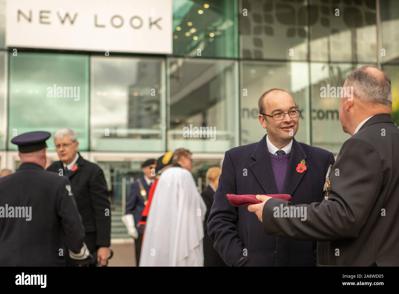 Southend On Sea, Großbritannien. 11 Nov, 2019. James Duddridge MP. Menschen versammeln sich die beiden schweigeminute bei 11 zu beobachten für Armistice Day, 2019 bin, an der Spitze des Southend High Street. Credit: Penelope Barritt/Alamy leben Nachrichten Stockfoto