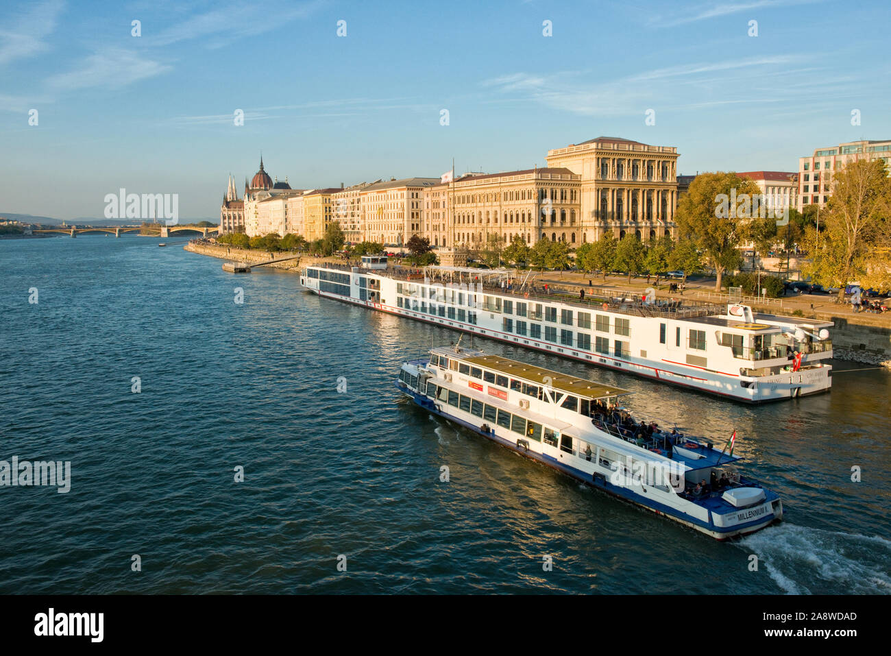 Donau, Ungarische Akademie der Wissenschaften Gebäude und große Fluss Kreuzfahrt Schiff. Pest, Budapest Stockfoto