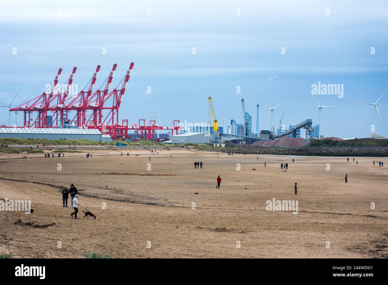 Crosby Strand, mit Liverpool Docks im Hintergrund, Sefton, Großbritannien Stockfoto