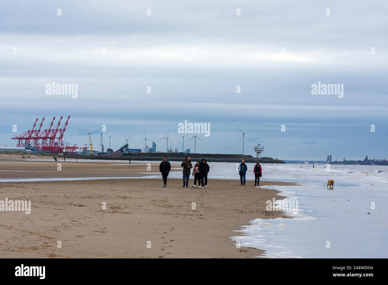 Crosby Strand, mit Liverpool Docks im Hintergrund, Sefton, Großbritannien Stockfoto