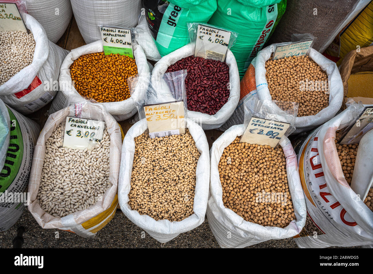 Hülsenfrüchte Bohnen und Kichererbsen Samen in Sack, Ansicht von oben auf dem Markt Stockfoto