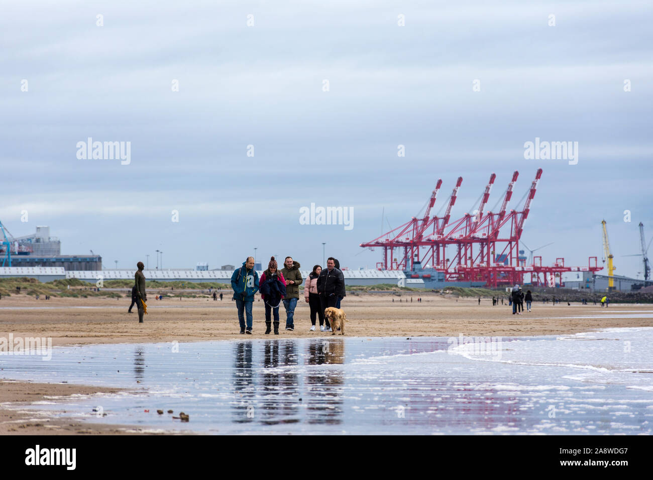 Crosby Strand, mit Liverpool Docks im Hintergrund, Sefton, Großbritannien Stockfoto