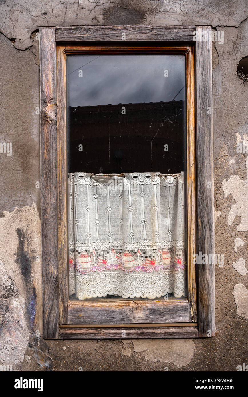 Kleine Fenster mit Vorhang bestickt von Hand Stockfoto Kleine Fenster mit Vorhang bestickt von Hand Stockfoto