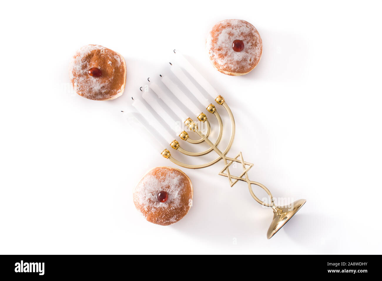 Jüdischen Hanukkah Menorah und sufganiyot Donuts auf weißem Hintergrund Stockfoto