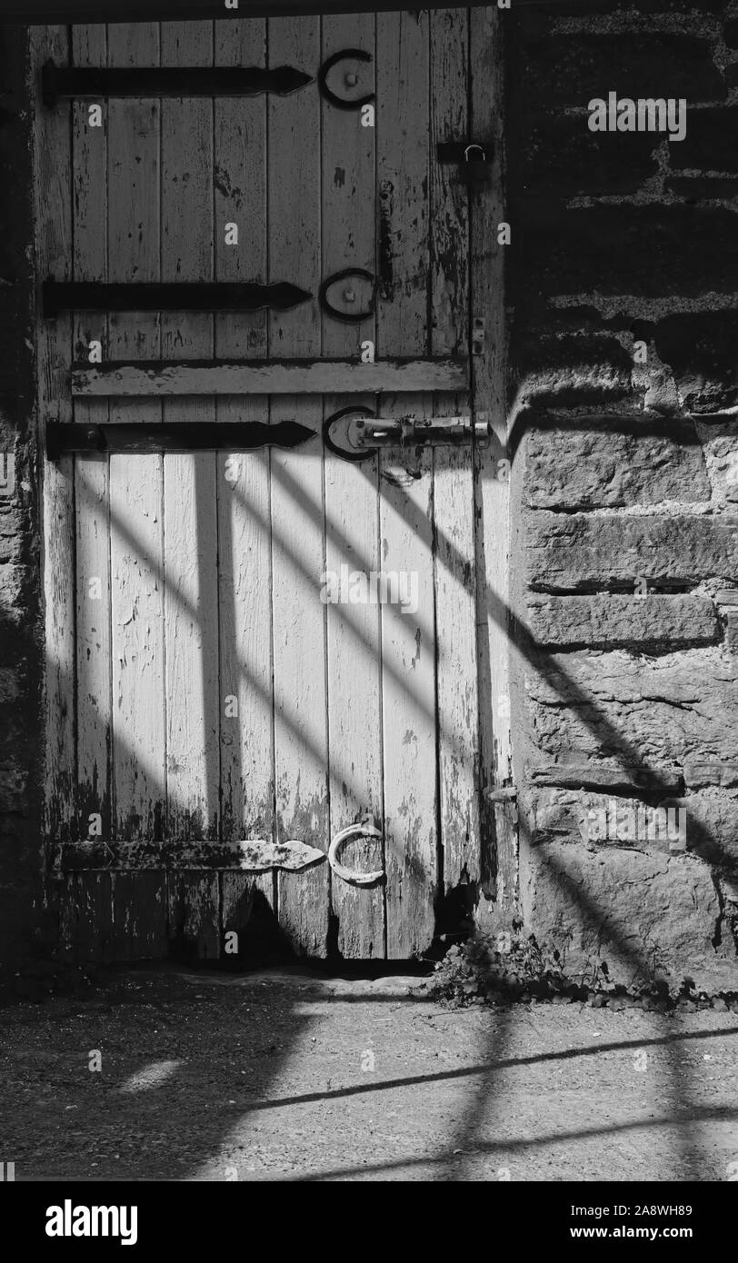 Schatten auf einem alten Stall Tür Stockfoto