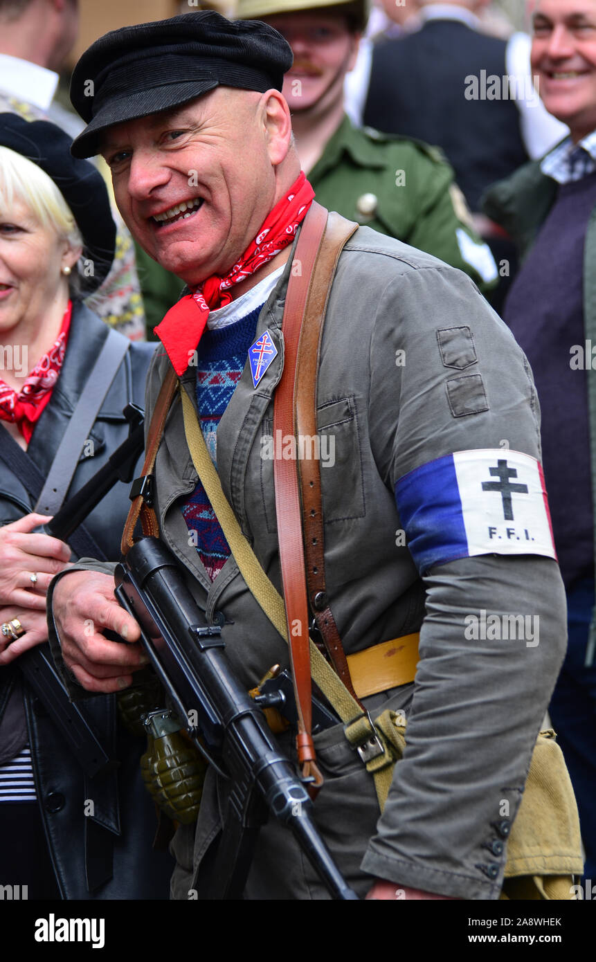 Mann verkleidet als französischer Widerstandskämpfer, Haworth 1940 s Wochenende Stockfoto