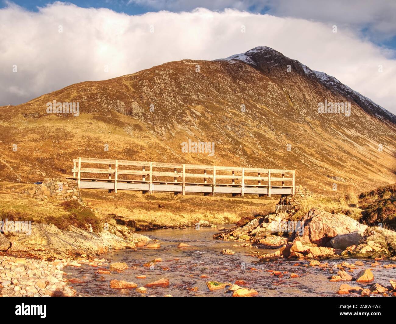 Beliebte Brücke über den Fluss Coupall unter A82 Autobahn, die Glen Coe Tal in den schottischen Highlands Stockfoto