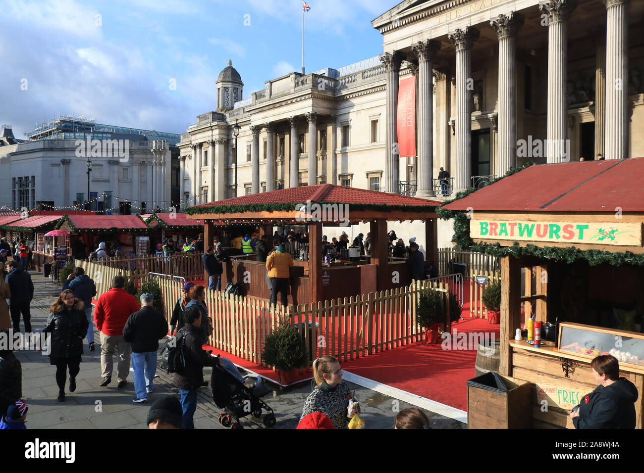 London, Großbritannien. 11. November 2019. Auch eine Deutsche stil Weihnachtsmarkt bekannt als "Christkindlmarkt" mit Ständen eine Vielzahl von Lebensmitteln wird in der Öffentlichkeit auf dem Trafalgar Square. Weihnachtsmärkte in Deutschland entstanden, und geht zurück zu späten Mittelalter im deutschsprachigen Teil Europas und werden jetzt in vielen anderen Ländern statt. Credit: Amer ghazzal/Alamy leben Nachrichten Stockfoto