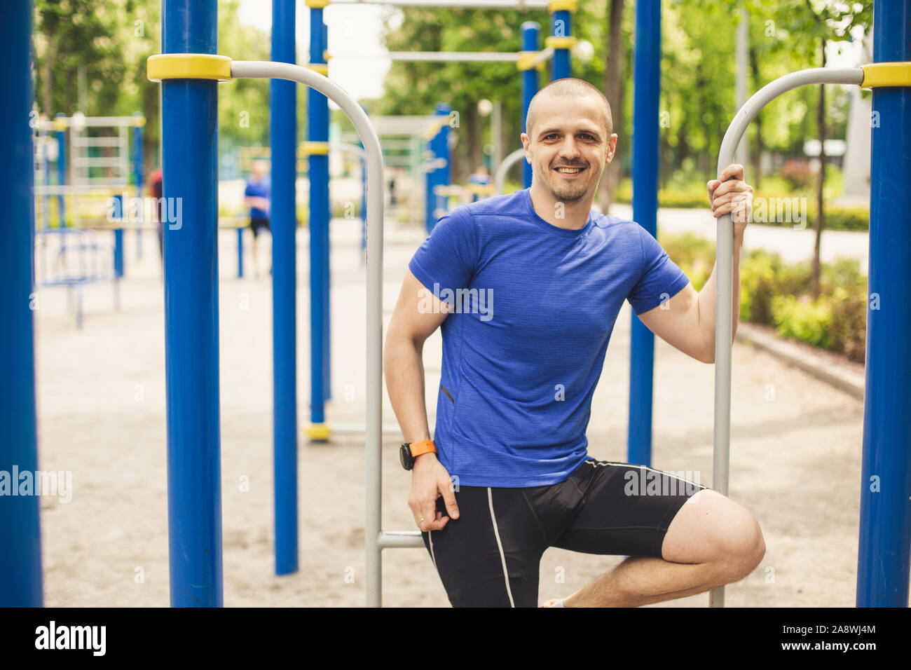 Fitness Mann suchen in Kamera und lächelnd nach dem Workout Stockfoto