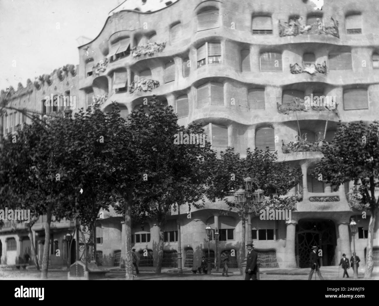 Casa Milà, Antoni Gaudí, Passeo de Gràcia, Barcelona, 1915. Autor: JOSEP MARIA MADURELL (1893-1983). Stockfoto