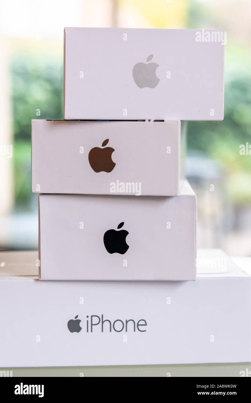 Nahaufnahme von einem Stapel aus einer Sammlung von Apple iPhone boxen Generationen, weiße Felder mit Apple Logo Stockfoto
