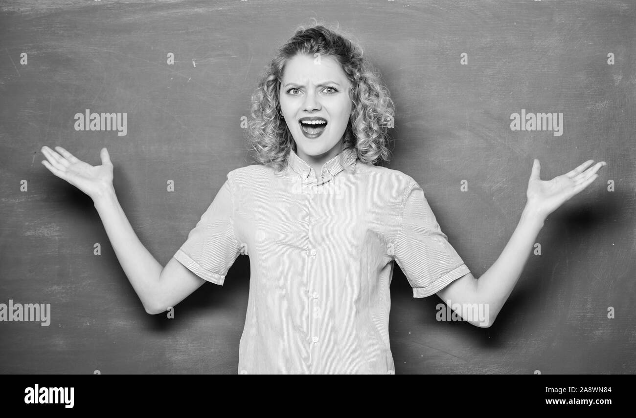 Schule Material. Kenntnisse täglich. leere Tafel Informationen. zurück zu Schule. Frau mag studieren. verwirrt Student an der Tafel. Universität oder College Leben. Frau Lehrerin in der Schule Lektion. Stockfoto