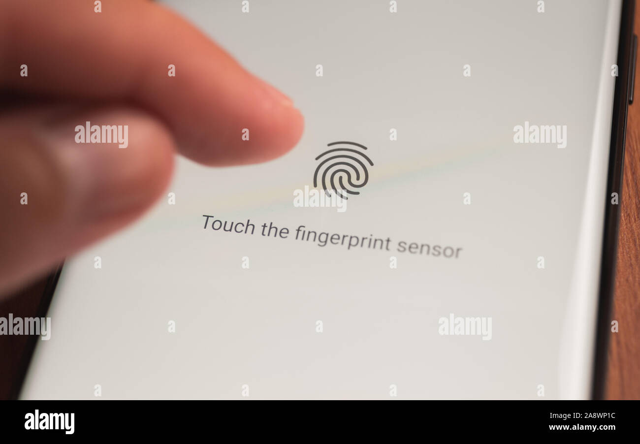Männliche hand Handy übersicht Anwendung mit Scannen der Fingerabdruck auf einem Bildschirm Stockfoto