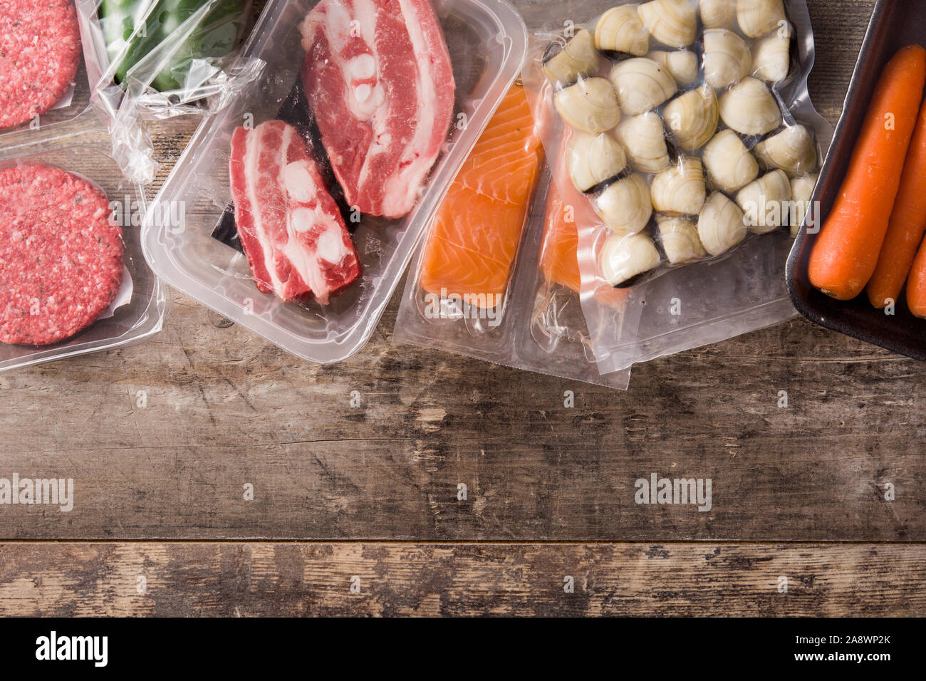 Verschiedene Arten von Fleisch, Gemüse und Meeresfrüchte auf hölzernen Tisch. Ansicht von oben. Platz kopieren Stockfoto