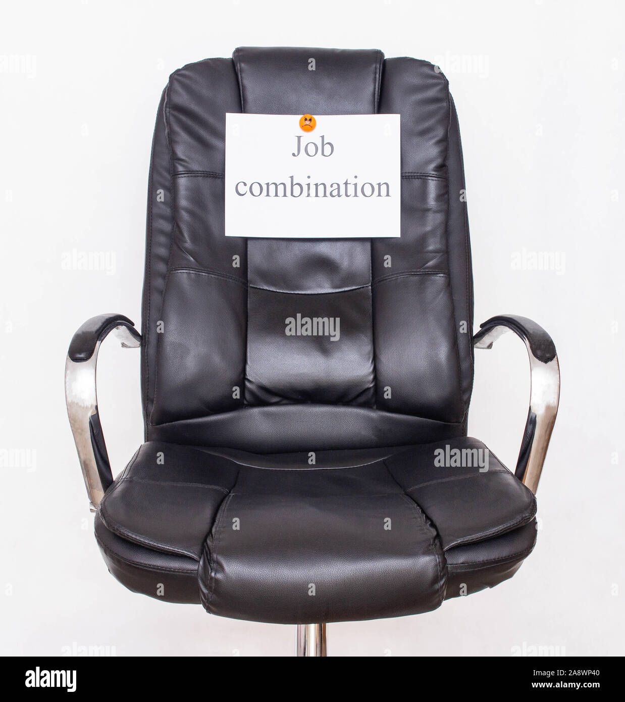 Bürostuhl mit der Aufschrift job Kombination. Das Konzept der kombinierten Berufe am Arbeitsplatz, Beschriftung Stockfoto Bürostuhl mit der Aufschrift job Kombination. Das Konzept der kombinierten Berufe am Arbeitsplatz, Beschriftung Stockfoto