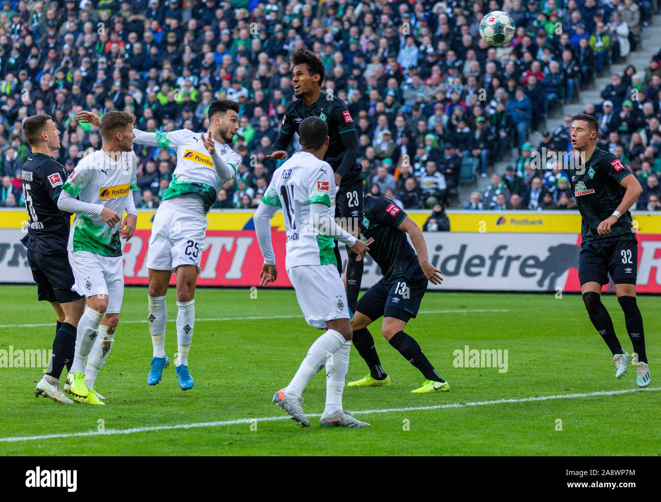 Sport, Fußball, Bundesliga, 2019/2020, Borussia Mönchengladbach gegen SV Werder Bremen 3-1, Stadion Borussia Park, Szene des Spiels, 1-0 Ziel durch Schneidwerk, v.l.n.r. Maximilian Eggestein (SVW), Nico Elvedi (MG), Torschütze Rami Bensebaini (MG), Theodor Gebre Selassie (SVW), Alassane Plädoyer (MG), Milos Veljkovic (SVW), Marco Friedl (SVW) DFL-Bestimmungen verbieten die Verwendung von Fotografien als BILDSEQUENZEN UND/ODER QUASI-VIDEO Stockfoto