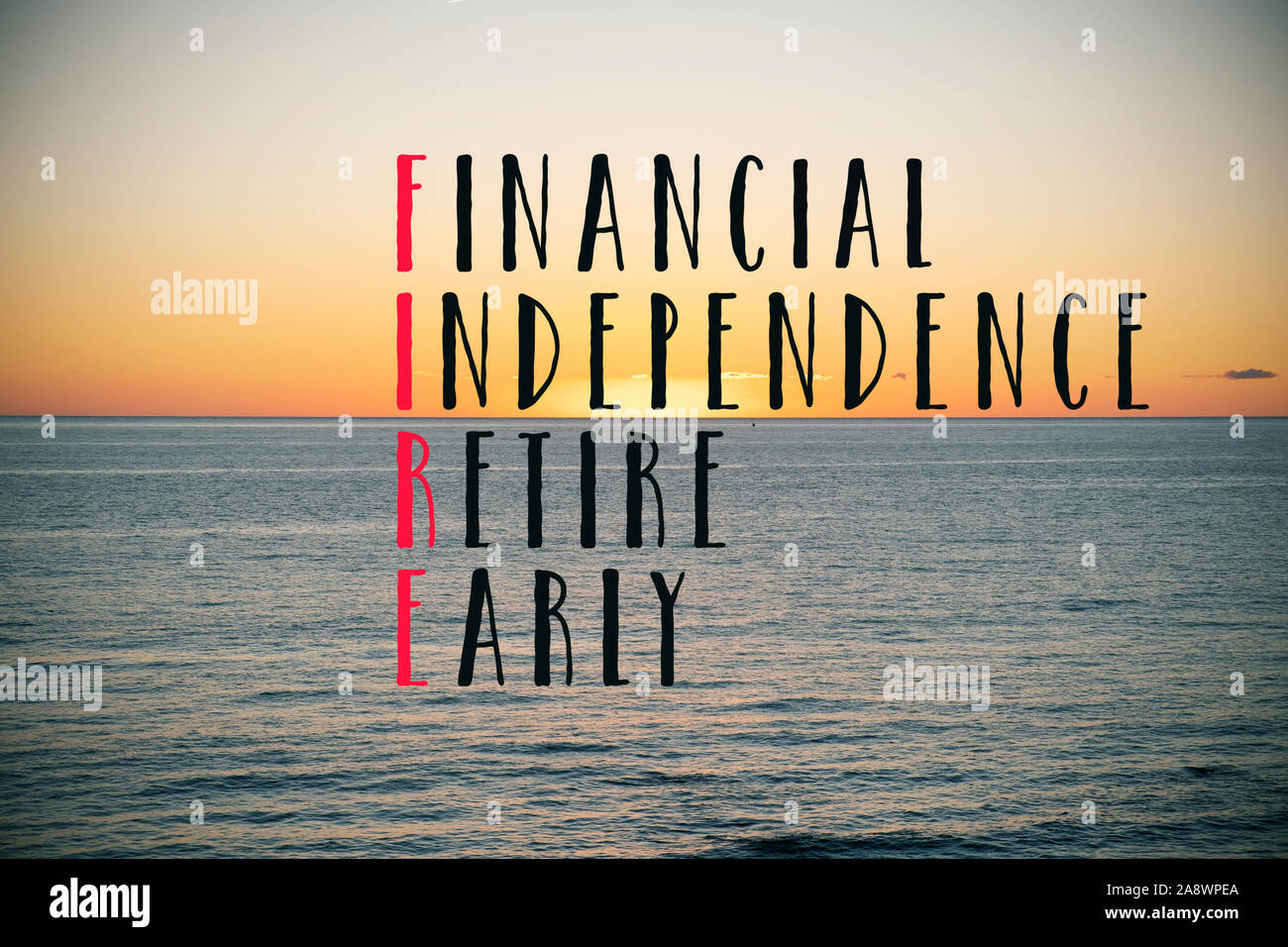Das Wort Feuer, Akronym für finanzielle Unabhängigkeit früh zurückziehen, auf den Himmel und das Meer in der Dämmerung oder bei Sonnenuntergang Stockfoto
