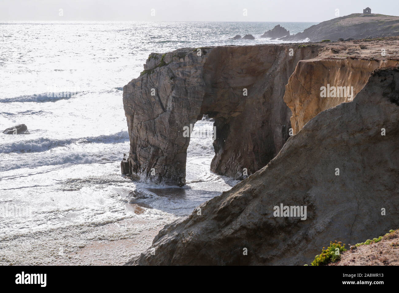 Spektakuläre Klippen und stone arch Arche de Port Blanc auf berühmte Küste Cote Sauvage, Quiberon, Bretagne, Frankreich Stockfoto