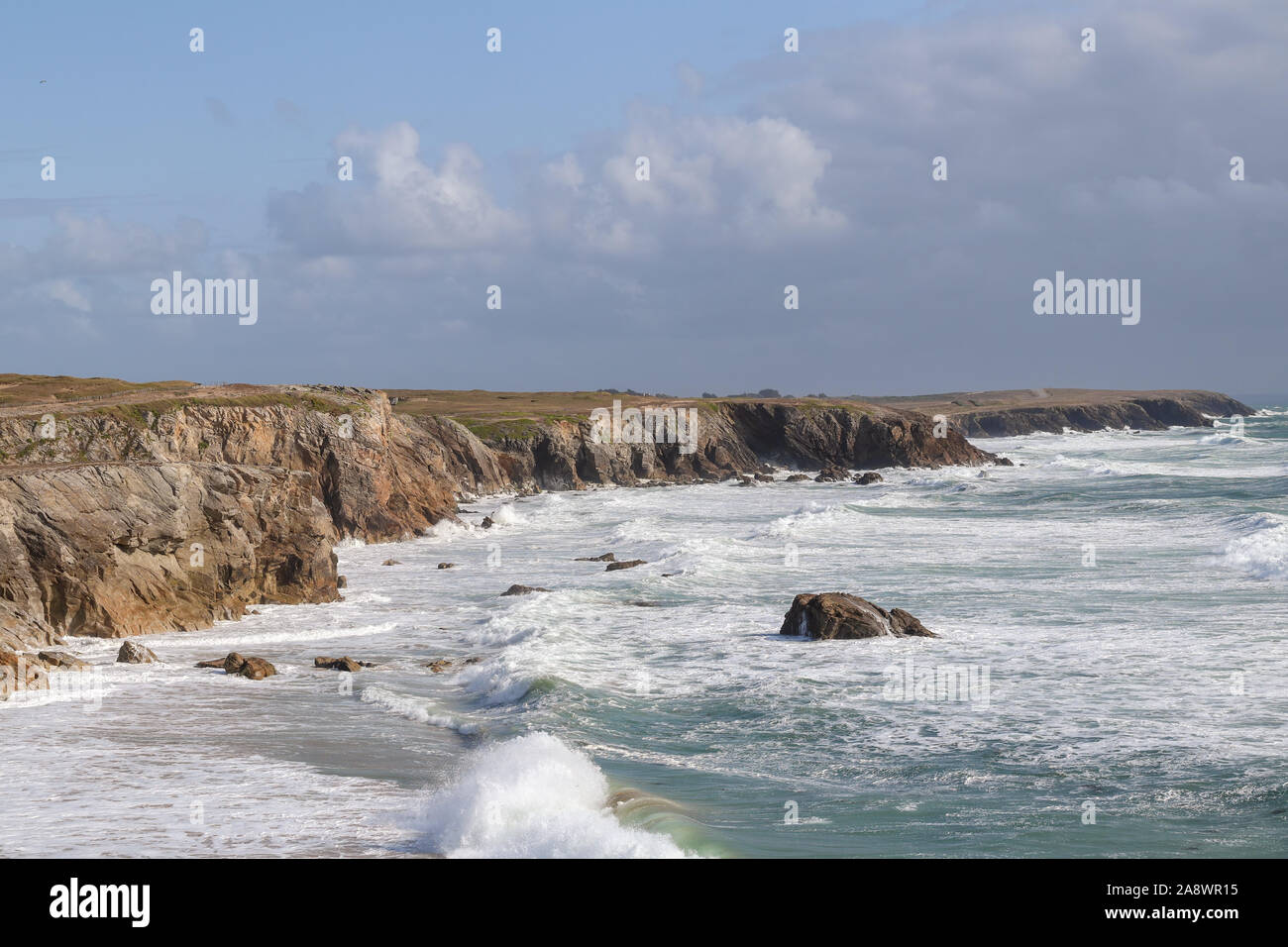 Natürliche Klippen auf schöne und berühmte Küste Cote Sauvage auf der Halbinsel Quiberon, Bretagne, Frankreich Stockfoto