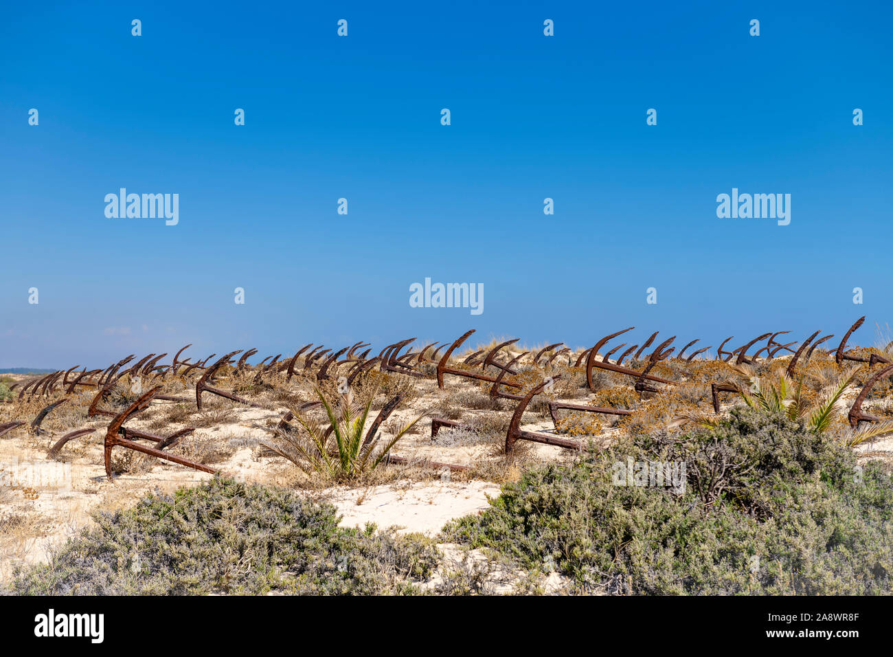 Die verlassenen Anker ankern Friedhof, Cemitério das âncoras am Strand von Barril, Santa Luzia Algarve, Portugal. Stockfoto