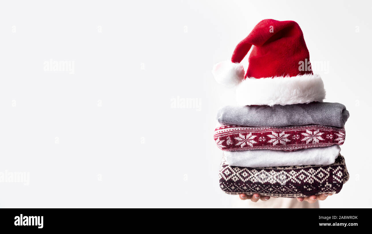 Woman Holding aus Gewirken aus Wolle Pullover mit Santa's Hut Stockfoto