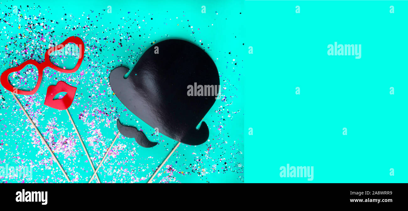 Banner der Festlichen bunten Karneval Maske oder Photo Booth Requisiten am trendigen Minze Farbe 2020 Hintergrund. Decoraed mit bunten Konfetti. Flach Stockfoto