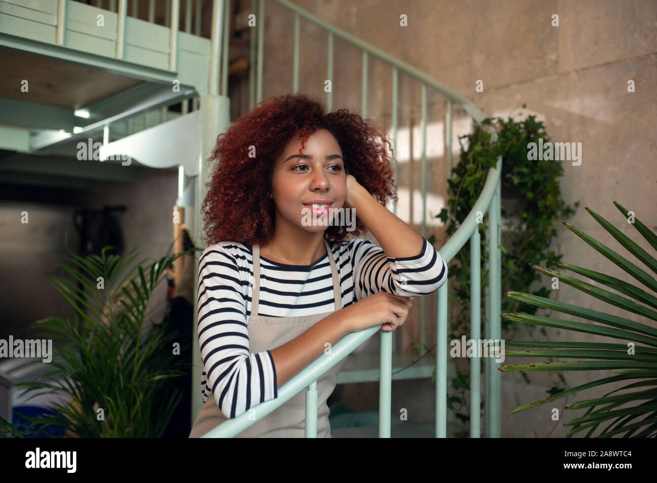 Curly junge Frau Gefühl vor Beginn der Arbeiten begeistert Stockfoto