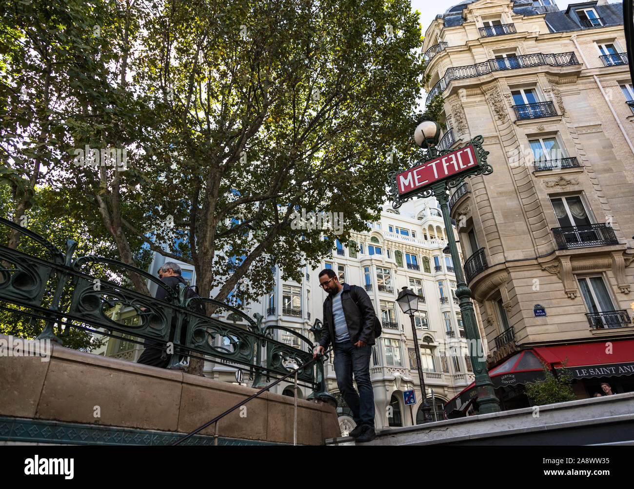 Paris, Frankreich, 2. Oktober, 2019: Der Mensch in der Nähe der U-Bahn Station in der Nähe von Place Saint-Michel in Paris Stockfoto