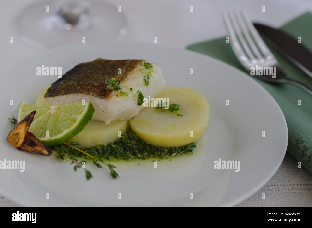 Frischer Kabeljau Fisch mit Kartoffeln auf der Pastete im Restaurant. Dieses beliebte Gericht bacalhau genannt Braga in Portugal und Bacalao a la Gallega in Spai Stockfoto