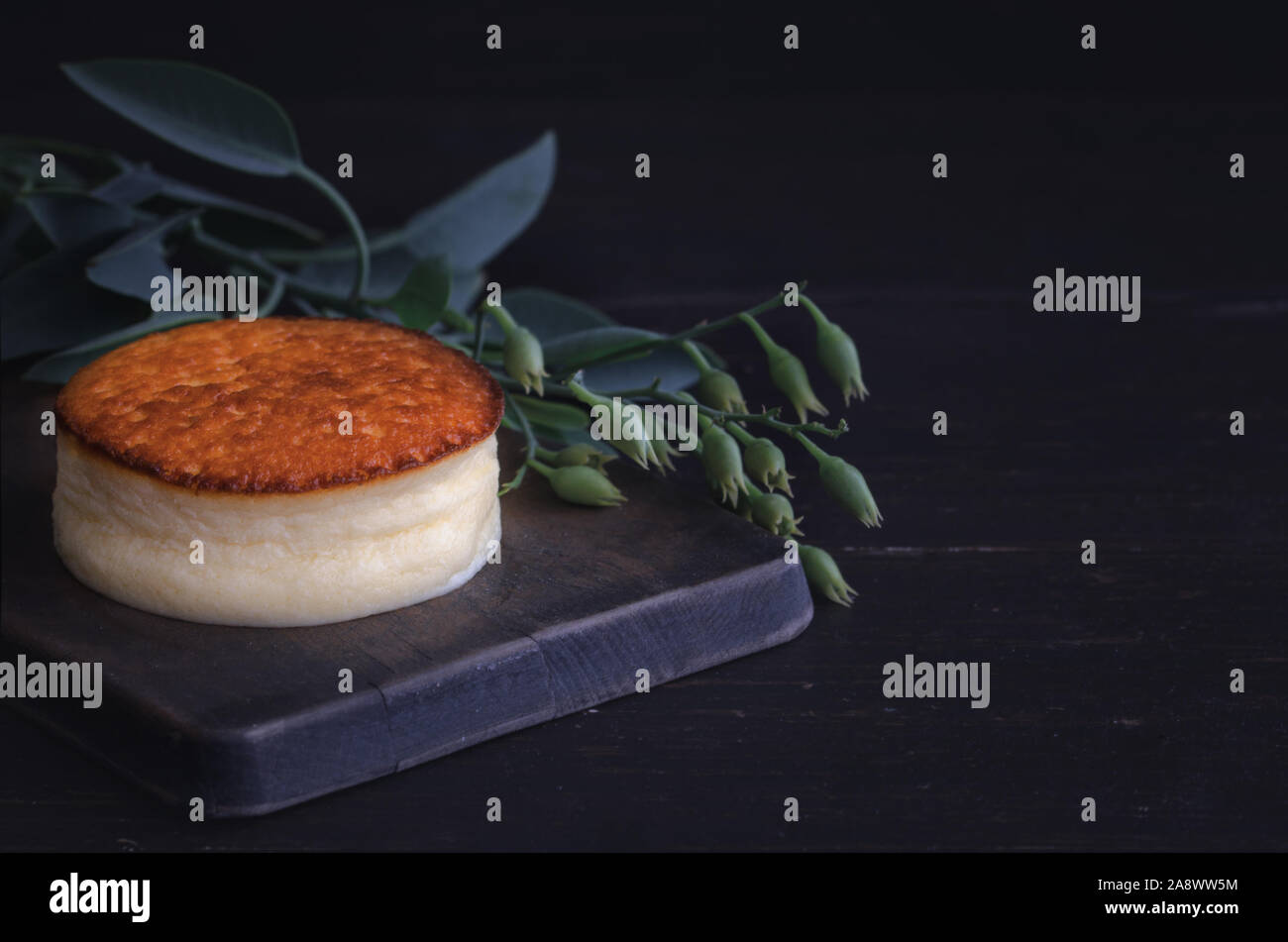 Japanische Käsekuchen oder Baumwolle Käsekuchen auf hölzernen Hintergrund mit dem Raum. Stockfoto